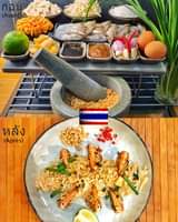 “Pat thai”, un des incontournables plats thai: Pâtes de riz sautées aux crevettes assaisonnées au ta